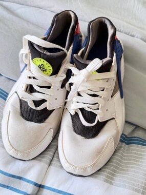 Nike White and Black Sneakers with Blue Insole